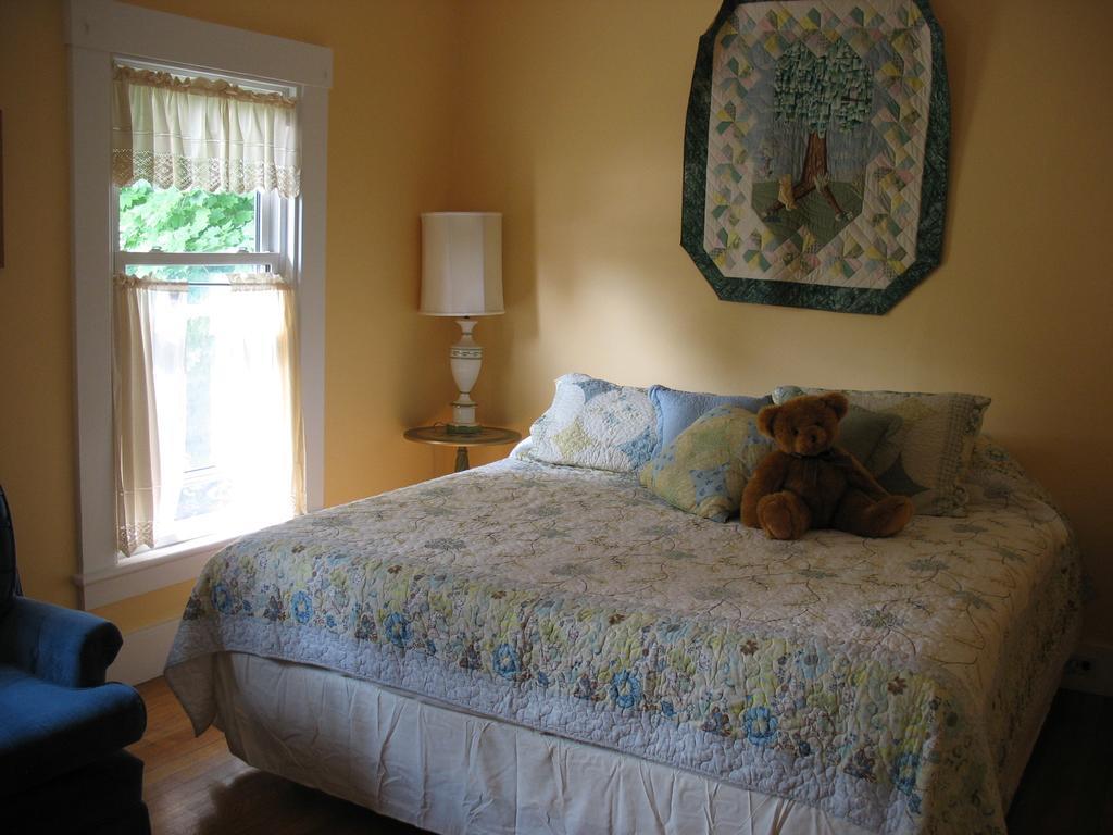 Hugging Bear Inn Bellows Falls Bagian luar foto