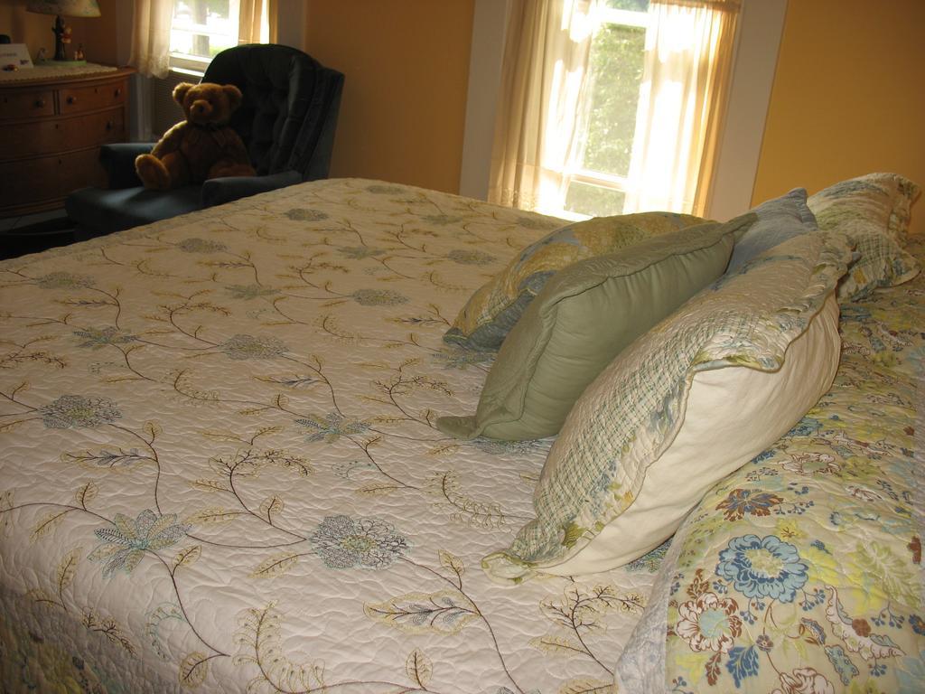 Hugging Bear Inn Bellows Falls Bagian luar foto