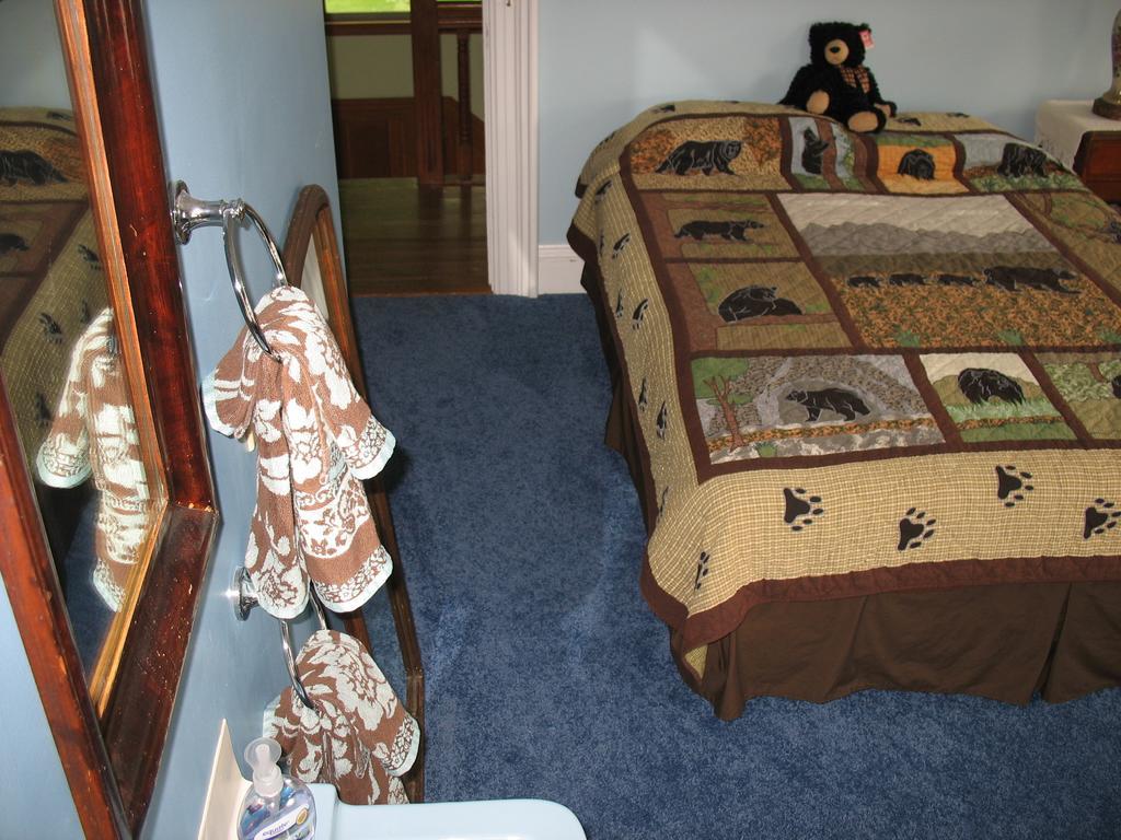 Hugging Bear Inn Bellows Falls Bagian luar foto